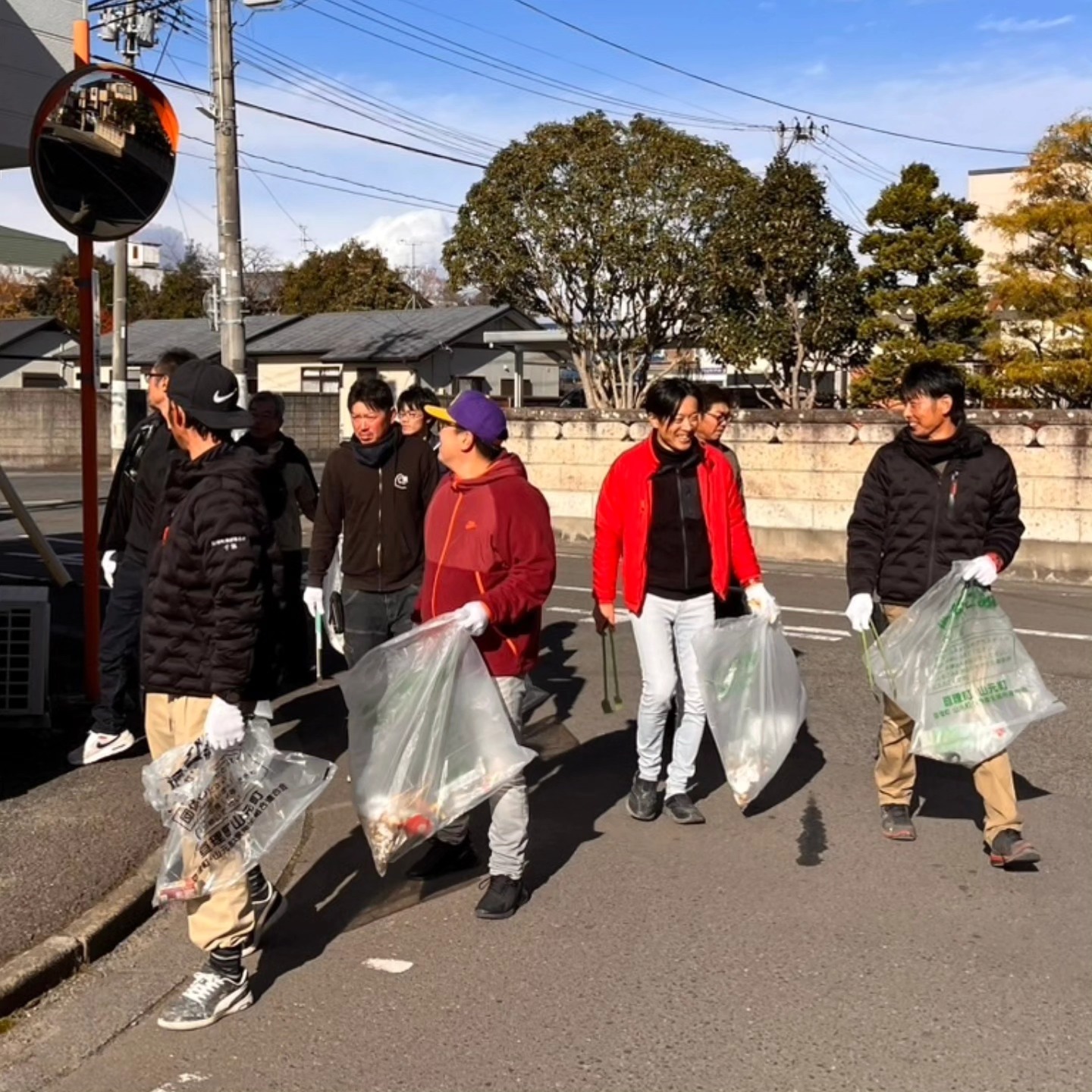 亘理町内でごみを拾う参加者