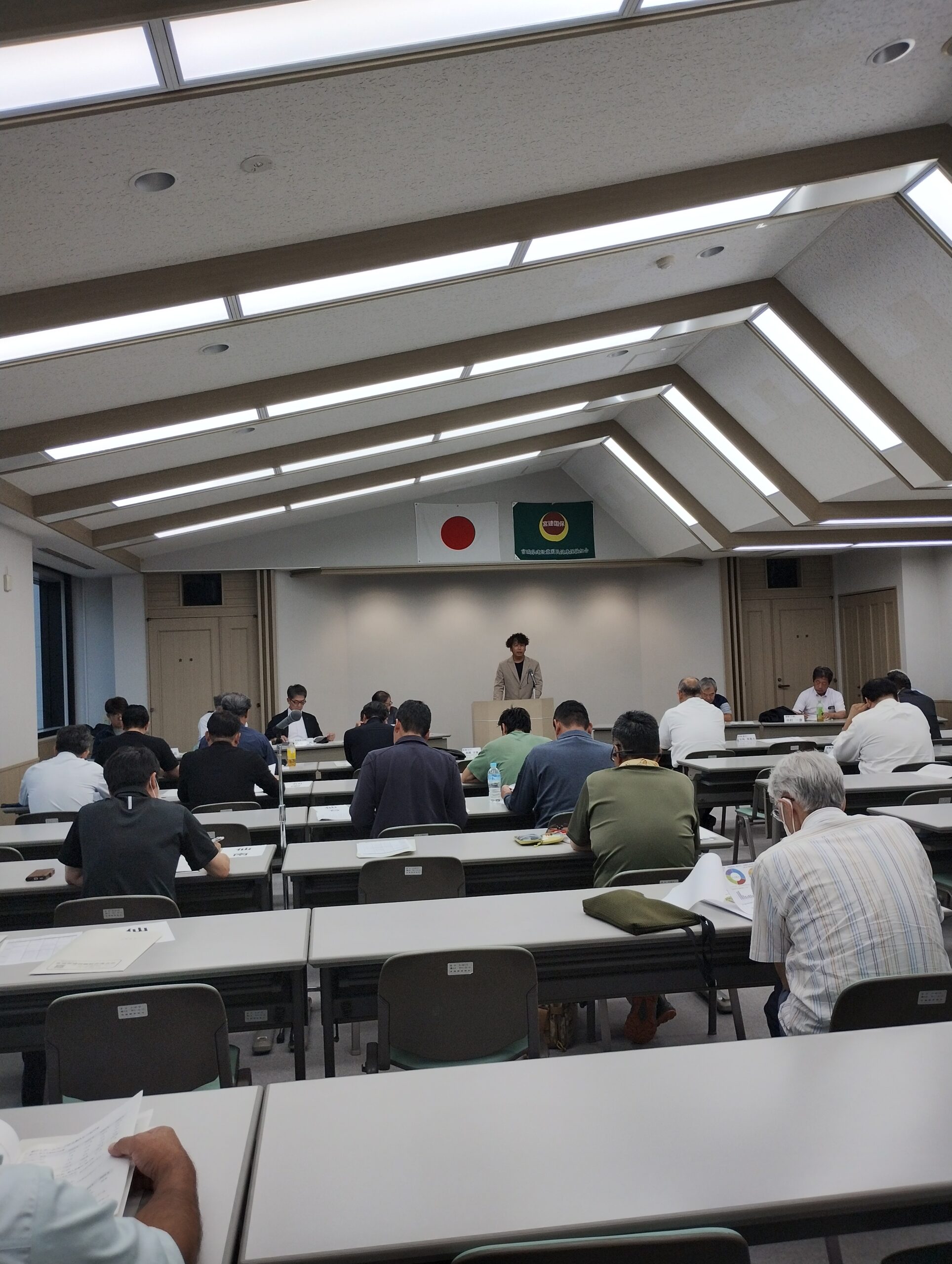 組織拡大会議で参加者が説明を聞いている様子