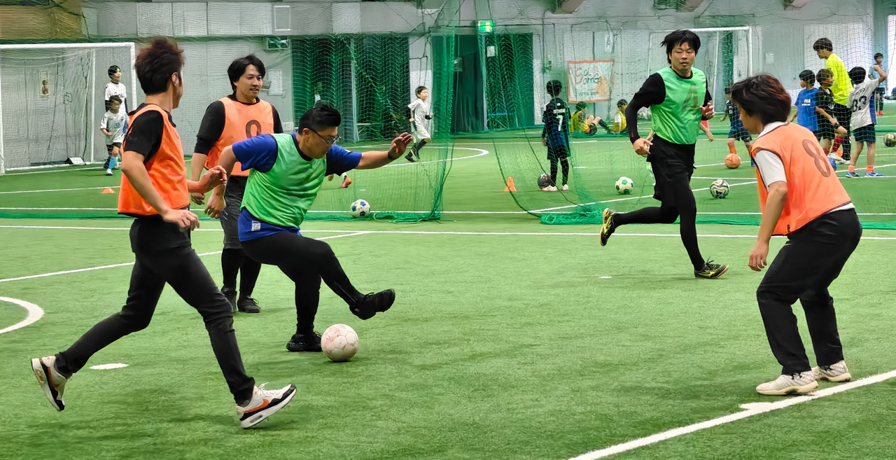 ボールを追いながらプレーする参加者