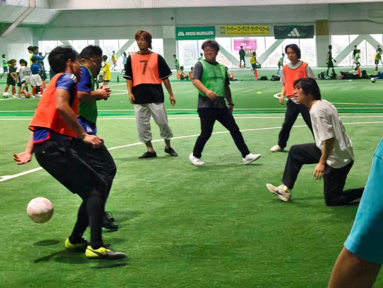 ゴール前でボールを追う参加者