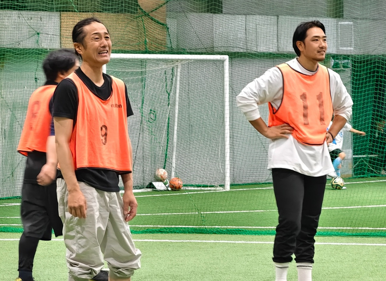 コートでプレーを見守る参加者