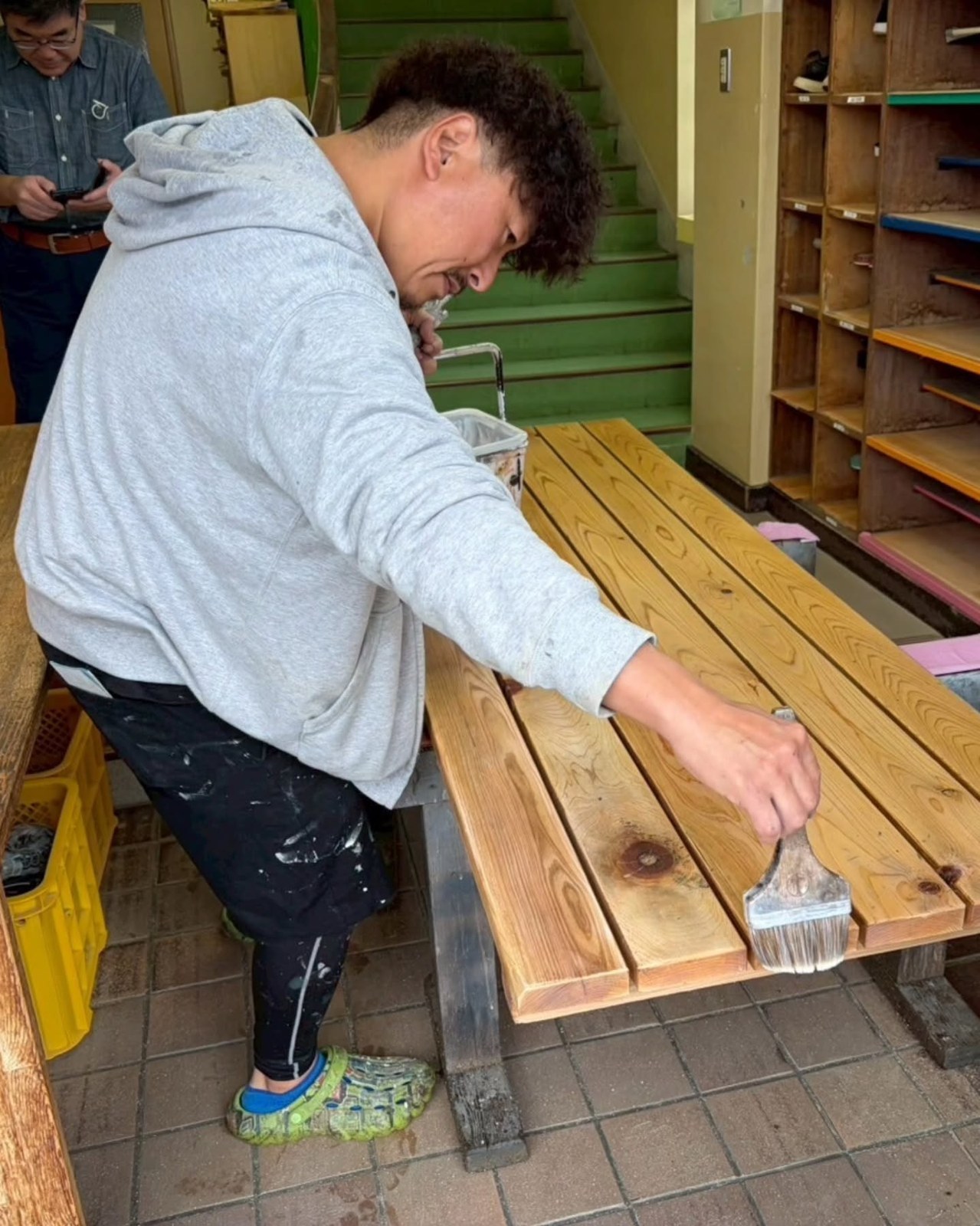 保育園・児童館で使う木製家具を補修。
