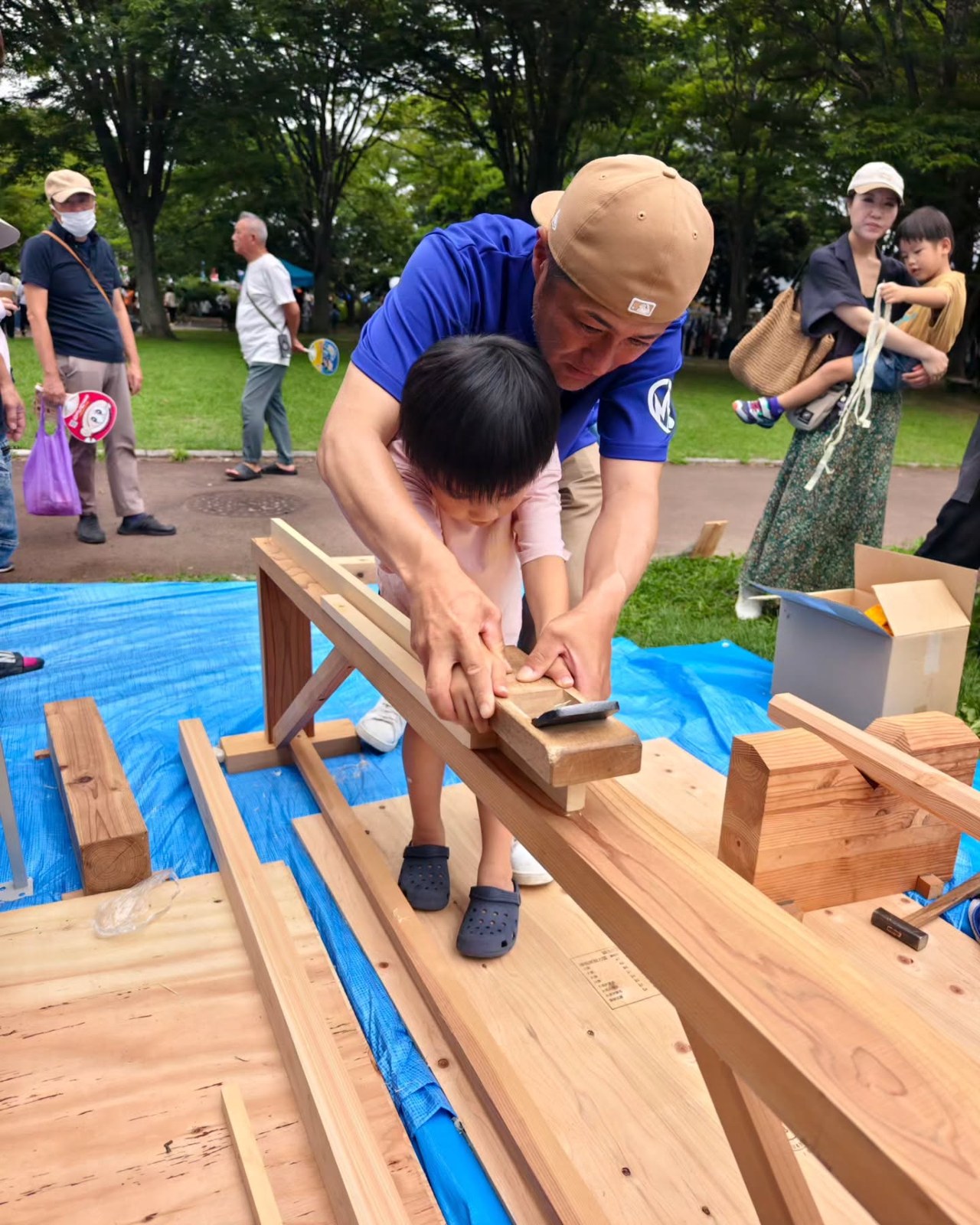 職人がそばで作業をサポートしました。