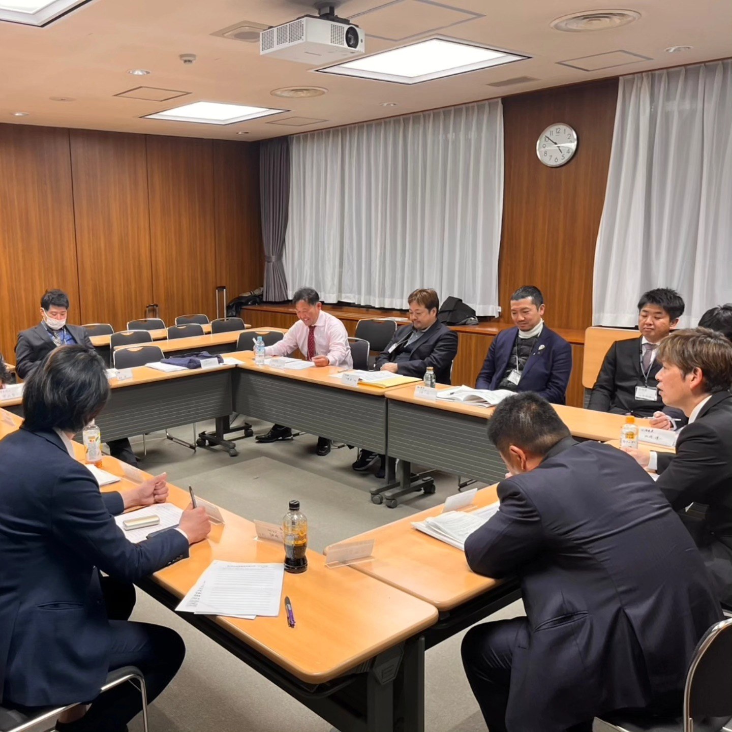 定期大会で意見を交わす参加者の皆さん。