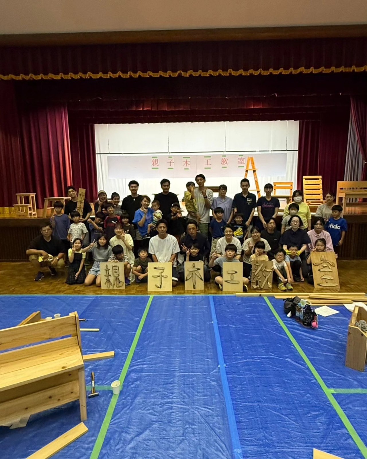 教室に集まった皆さんと作品。