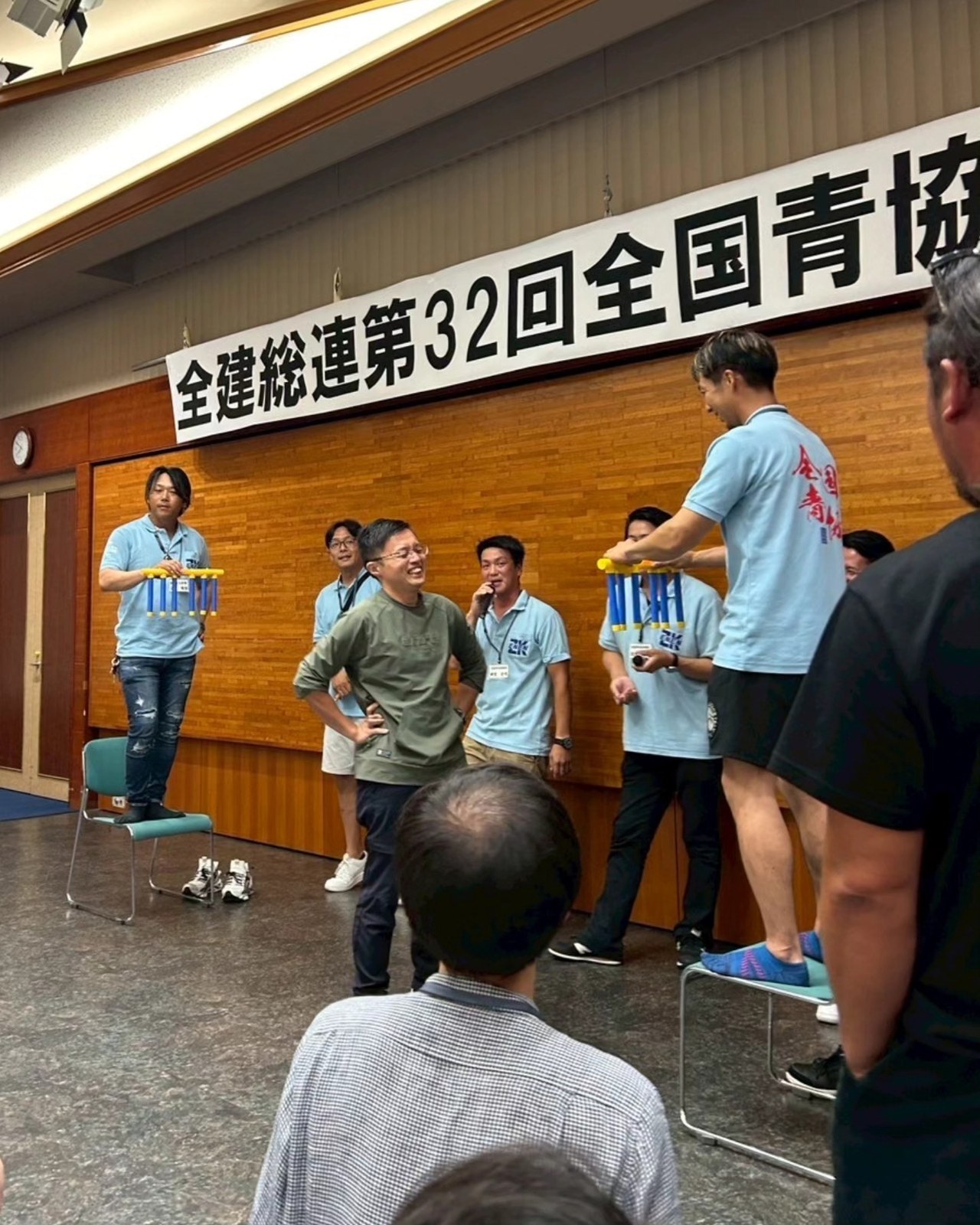 全国青協交流集会の会場で交流する参加者。