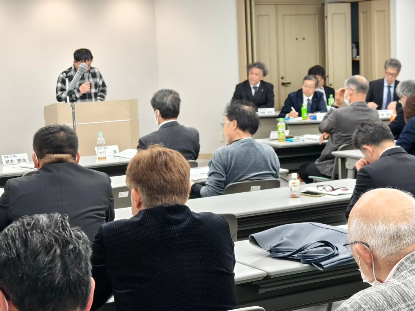 会議で意見を交わす参加者の皆さん。