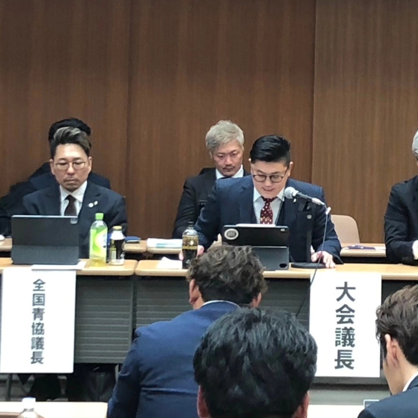 大会の会議風景。