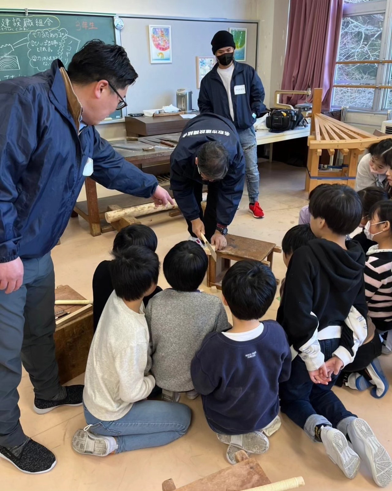 職人が子どもたちの作業をサポート。
