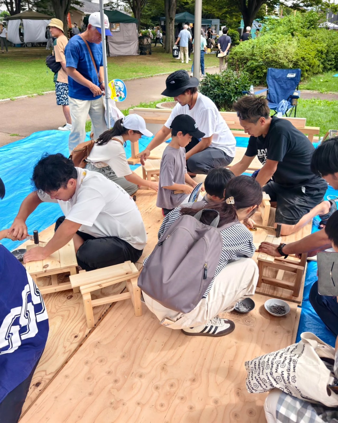 親子で協力しながら、踏み台づくりに挑戦。