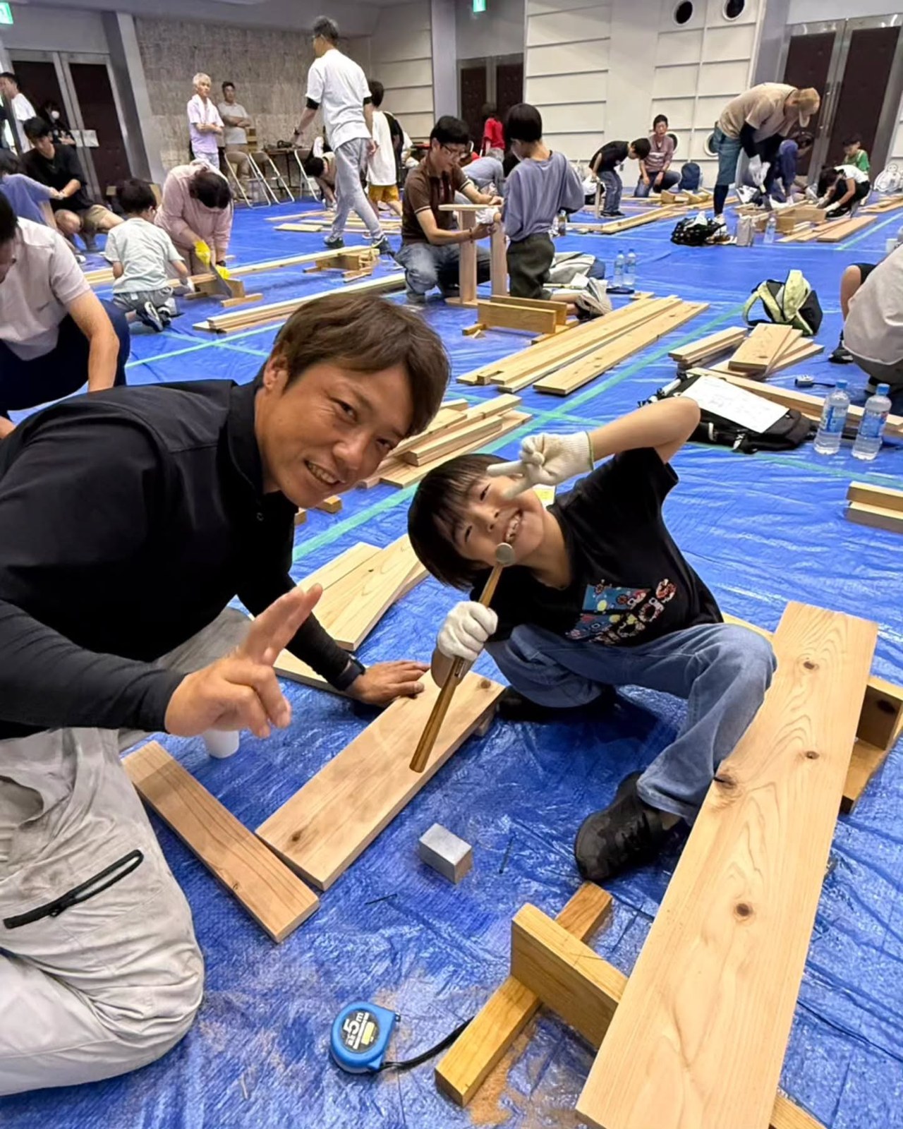 親子と大工が協力して、作品を形にします。