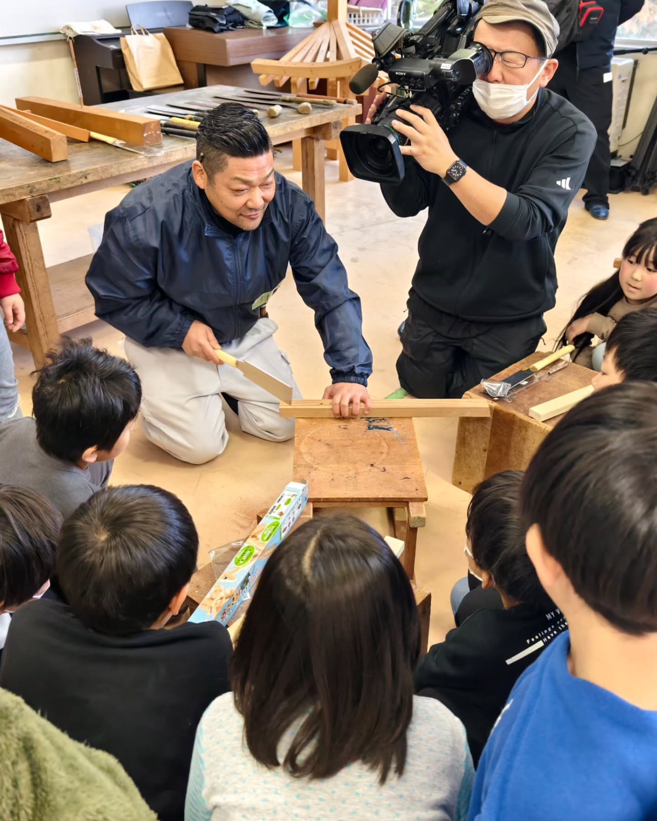 現役職人が、ノコギリの使い方を実演。