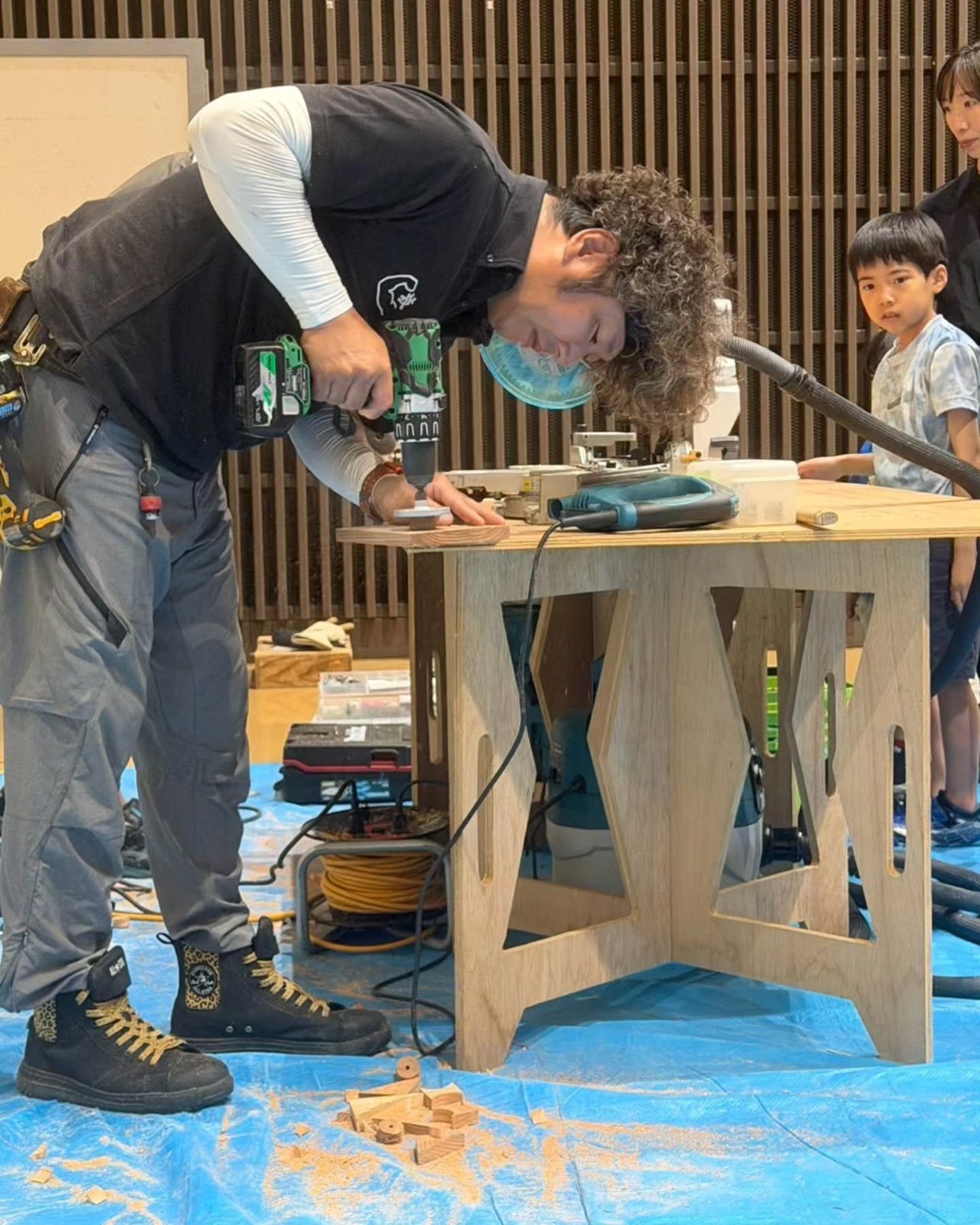 大工のサポートを受けながら作品づくり。