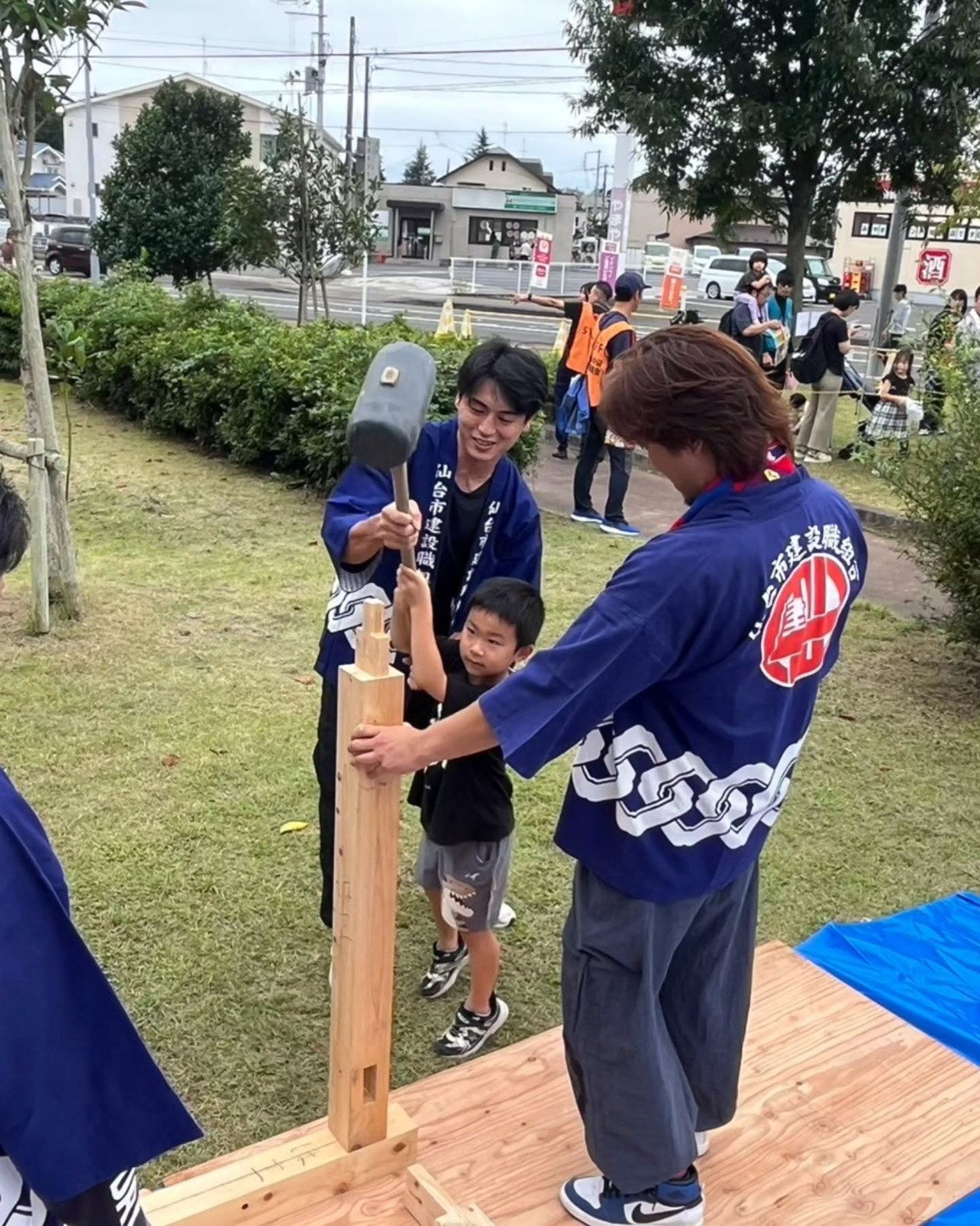 職人と一緒に、ミニ上棟式の柱を組み立てます。